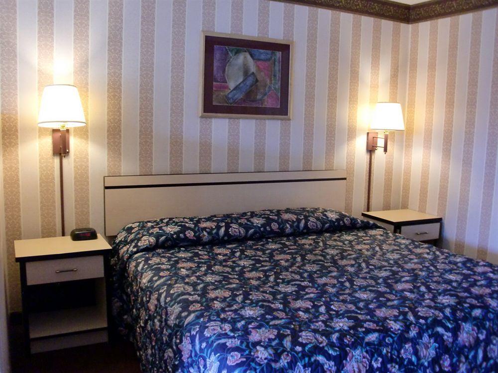 Travelstar Inn & Suites Colorado Springs Extérieur photo